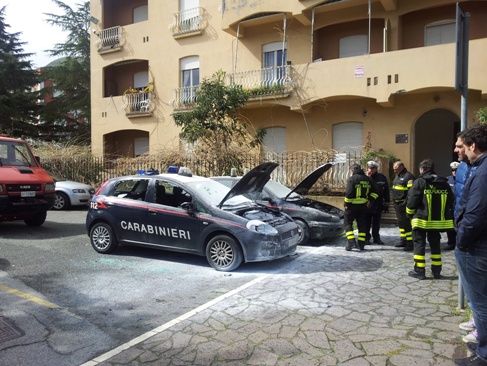 A fuoco due auto dei Carabinieri