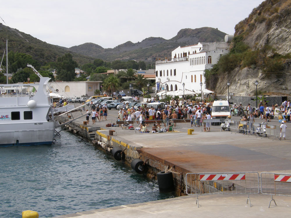 Vulcano, turisti francesi bloccano catamarano