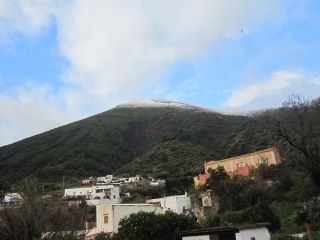 La neve solo a Salina in cima alla montagna