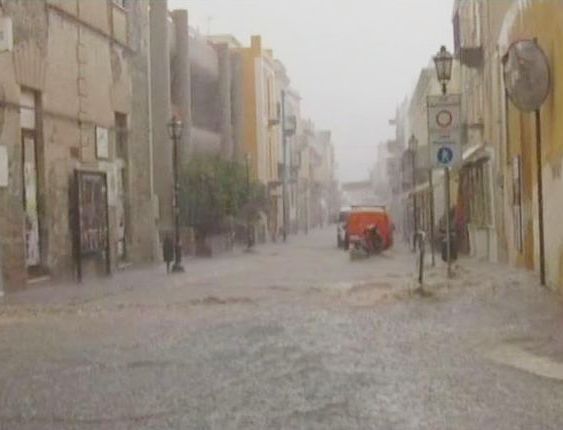 Lipari, le vie del centro durante il nubifragio