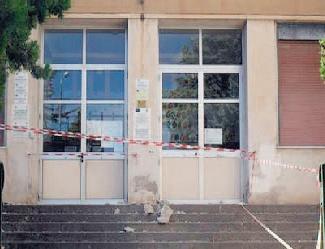 Scuola elementare, crollo di pezzi di cornicione