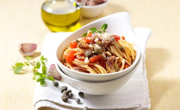 Gli spaghetti all'eoliana: buon appettito!