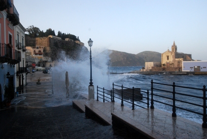 Onda danneggia finestrino aliscafo